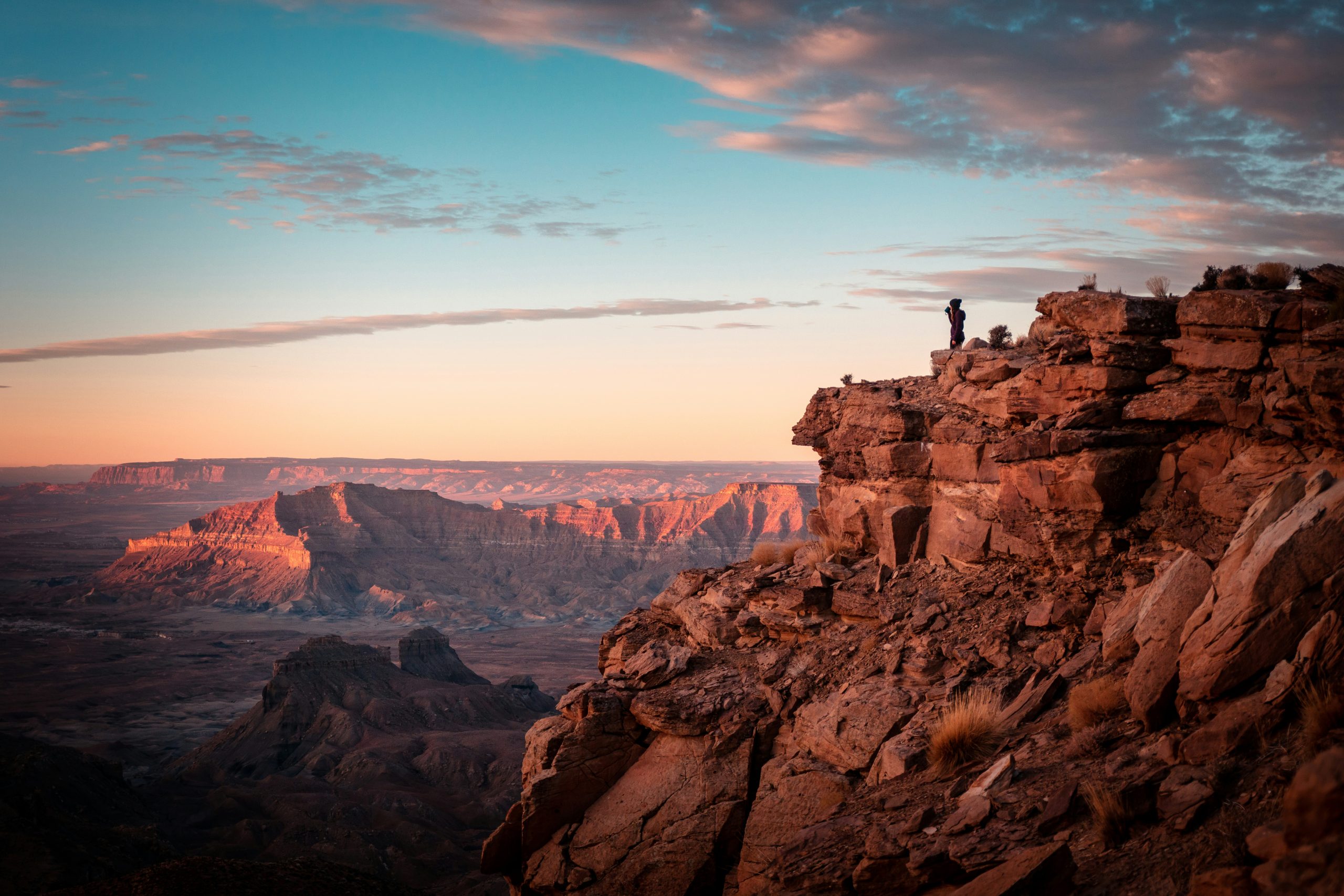 Scenic view of a hidden gem hiking trail in Southern Utah with red rock formations.